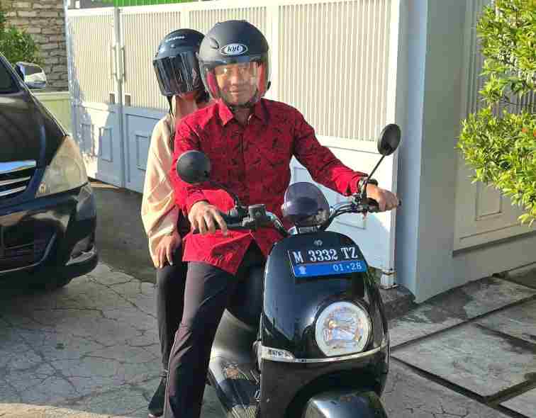 Dukung Program Jumat Tanpa BBM, Direktur BPRS Bhakti Sumekar Gunakan Motor Listrik ke Kantor