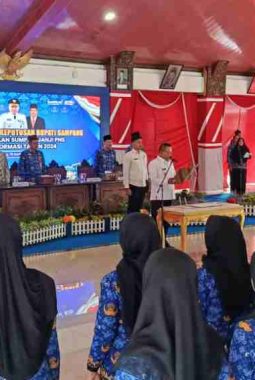 Bupati Slamet Junaidi Serahkan Ratusan SK CPNS di Pendopo Trunojoyo Sampang