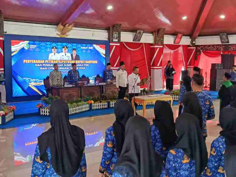 Bupati Slamet Junaidi Serahkan Ratusan SK CPNS di Pendopo Trunojoyo Sampang