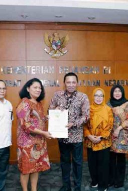 Perkuat Infrastruktur Daerah, Bupati Sampang Terima Hibah BMN dari Kemenkeu RI