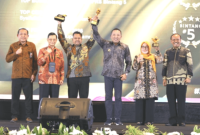 MEMBANGGAKAN. Bupati Sampang H. Slamet Junaidi (tengah) didampingi Dirut dan Komisaris Bank Sampang saat menerima penghargaan BUMD Awards 2026 di Jakarta