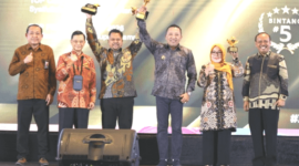 MEMBANGGAKAN. Bupati Sampang H. Slamet Junaidi (tengah) didampingi Dirut dan Komisaris Bank Sampang saat menerima penghargaan BUMD Awards 2026 di Jakarta