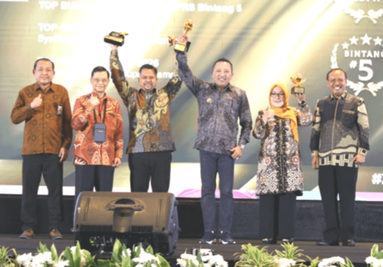 MEMBANGGAKAN. Bupati Sampang H. Slamet Junaidi (tengah) didampingi Dirut dan Komisaris Bank Sampang saat menerima penghargaan BUMD Awards 2026 di Jakarta