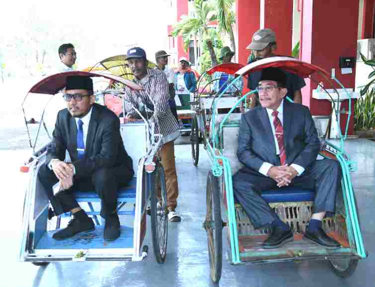 Efisiensi Energi Diperkuat, Pemkab Sumenep Terapkan Hari Transportasi Non-BBM: Bupati-Wabup Pilih Naik Becak