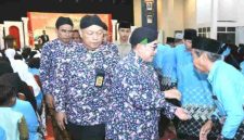 Wakil Bupati KH Imam Hasyim di momentum manasik haji dan pelepasan calon jamaah haji di Gedung Korpri didampingi Kabag Kesra Setdakab Sumenep Kamiludin