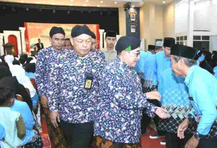 Wakil Bupati KH Imam Hasyim di momentum manasik haji dan pelepasan calon jamaah haji di Gedung Korpri didampingi Kabag Kesra Setdakab Sumenep Kamiludin