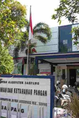 Perketat Pengawasan, 60 Petugas Diterjunkan Pantau Hewan Kurban di Sampang