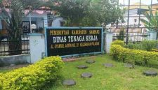 Lindungi Pekerja Rentan, Pemkab Sampang Salurkan Bantuan Iuran Jamsostek