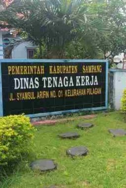 Lindungi Pekerja Rentan, Pemkab Sampang Salurkan Bantuan Iuran Jamsostek