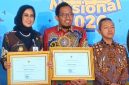 Bupati Sumenep Achmad Fauzi Wongsojudo saat menerima penghargaan