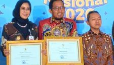 Bupati Sumenep Achmad Fauzi Wongsojudo saat menerima penghargaan