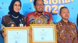 Bupati Sumenep Achmad Fauzi Wongsojudo saat menerima penghargaan