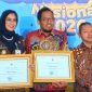 Bupati Sumenep Achmad Fauzi Wongsojudo saat menerima penghargaan