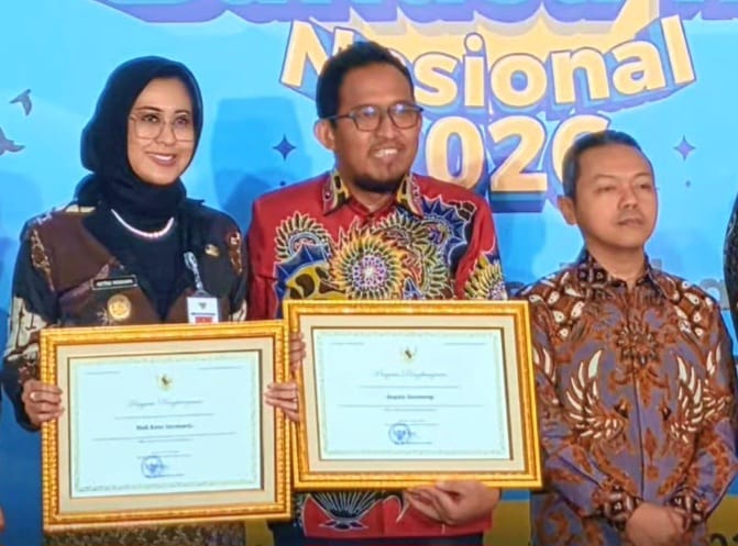Bupati Sumenep Achmad Fauzi Wongsojudo saat menerima penghargaan