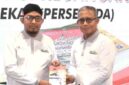 Direktur Utama PT BPRS Bhakti Sumekar (Perseroda), Hairil Fajar, saat mendampingi Bupati Sumenep, Achmad Fauzi Wongsojudo, dalam suatu kegiatan. foto/ist)