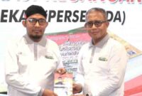 Direktur Utama PT BPRS Bhakti Sumekar (Perseroda), Hairil Fajar, saat mendampingi Bupati Sumenep, Achmad Fauzi Wongsojudo, dalam suatu kegiatan. foto/ist)