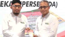 Direktur Utama PT BPRS Bhakti Sumekar (Perseroda), Hairil Fajar, saat mendampingi Bupati Sumenep, Achmad Fauzi Wongsojudo, dalam suatu kegiatan. foto/ist)