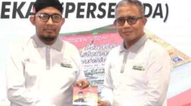 Direktur Utama PT BPRS Bhakti Sumekar (Perseroda), Hairil Fajar, saat mendampingi Bupati Sumenep, Achmad Fauzi Wongsojudo, dalam suatu kegiatan. foto/ist)
