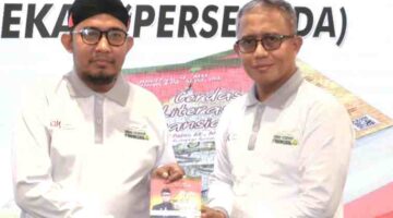 Direktur Utama PT BPRS Bhakti Sumekar (Perseroda), Hairil Fajar, saat mendampingi Bupati Sumenep, Achmad Fauzi Wongsojudo, dalam suatu kegiatan. foto/ist)