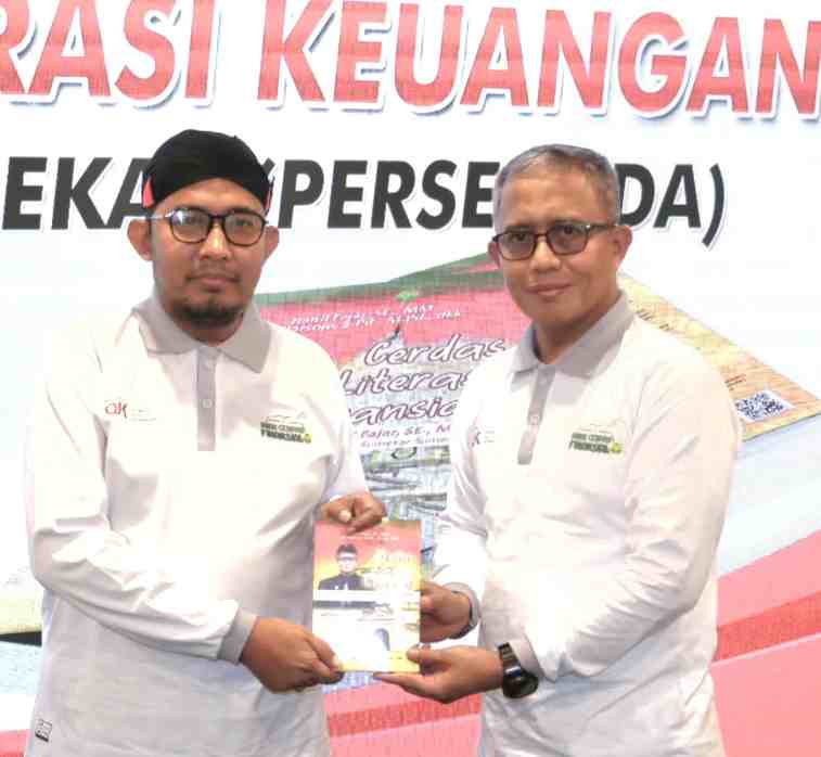Direktur Utama PT BPRS Bhakti Sumekar (Perseroda), Hairil Fajar, saat mendampingi Bupati Sumenep, Achmad Fauzi Wongsojudo, dalam suatu kegiatan. foto/ist)