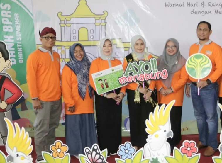 Direktur Utama PT BPRS Bhakti Sumekar (Perseroda), H. Hairil Fajar (kiri) dalam suatu acara. (foto/ist)
