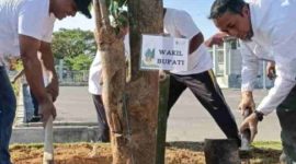 Wakil Bupati Pamekasan Sukriyanto saat ikut aksi tanam pohon pada Peringati Hari Lingkungan Hidup
