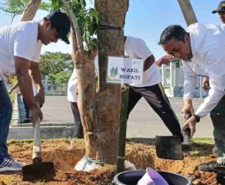 Wakil Bupati Pamekasan Sukriyanto saat ikut aksi tanam pohon pada Peringati Hari Lingkungan Hidup