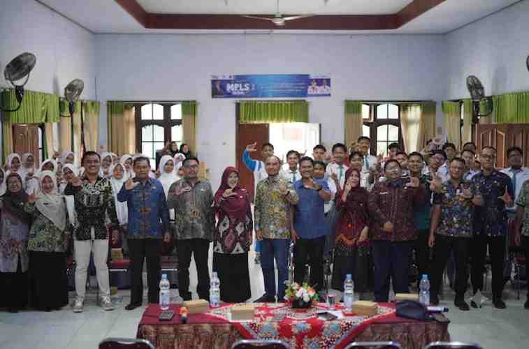 Bekali Siswa Melek Digital, Diskominfo Pamekasan Gelar Pelatihan Public Speaking dan Konten Kreatif