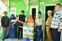 TURUN LANGSUNG. Bupati Sumenep Achmad Fauzi Wongsojudo didampingi Ketua Baznas Sumenep A. Rahman saat menyalurkan bantuan rehabilitasi Rumah Tidak Layak Huni (RTLH) kepada warga di Kecamatan Lenteng dan Kecamatan Ganding, Selasa (28/7/2026)