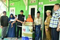 TURUN LANGSUNG. Bupati Sumenep Achmad Fauzi Wongsojudo didampingi Ketua Baznas Sumenep A. Rahman saat menyalurkan bantuan rehabilitasi Rumah Tidak Layak Huni (RTLH) kepada warga di Kecamatan Lenteng dan Kecamatan Ganding, Selasa (28/7/2026)
