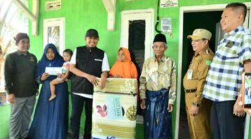 TURUN LANGSUNG. Bupati Sumenep Achmad Fauzi Wongsojudo didampingi Ketua Baznas Sumenep A. Rahman saat menyalurkan bantuan rehabilitasi Rumah Tidak Layak Huni (RTLH) kepada warga di Kecamatan Lenteng dan Kecamatan Ganding, Selasa (28/7/2026)
