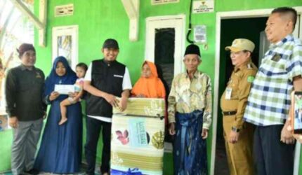 TURUN LANGSUNG. Bupati Sumenep Achmad Fauzi Wongsojudo didampingi Ketua Baznas Sumenep A. Rahman saat menyalurkan bantuan rehabilitasi Rumah Tidak Layak Huni (RTLH) kepada warga di Kecamatan Lenteng dan Kecamatan Ganding, Selasa (28/7/2026)
