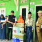 TURUN LANGSUNG. Bupati Sumenep Achmad Fauzi Wongsojudo didampingi Ketua Baznas Sumenep A. Rahman saat menyalurkan bantuan rehabilitasi Rumah Tidak Layak Huni (RTLH) kepada warga di Kecamatan Lenteng dan Kecamatan Ganding, Selasa (28/7/2026)