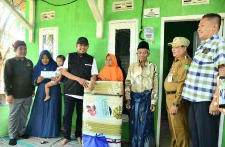 TURUN LANGSUNG. Bupati Sumenep Achmad Fauzi Wongsojudo didampingi Ketua Baznas Sumenep A. Rahman saat menyalurkan bantuan rehabilitasi Rumah Tidak Layak Huni (RTLH) kepada warga di Kecamatan Lenteng dan Kecamatan Ganding, Selasa (28/7/2026)