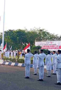 Berjalan Khidmat, Upacara Penurunan Bendera HUT ke-81 RI di Sampang Berlangsung Sukses