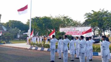 Berjalan Khidmat, Upacara Penurunan Bendera HUT ke-81 RI di Sampang Berlangsung Sukses