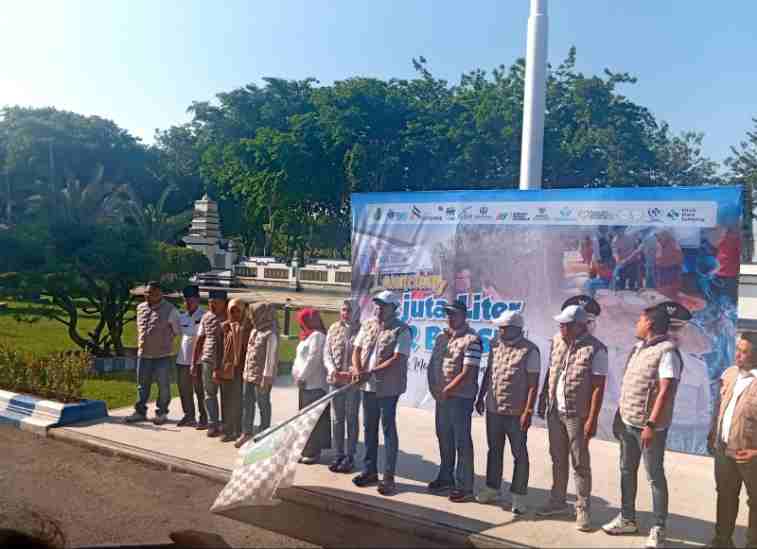 Bantu Warga Atasi Krisis Air, Bupati Sampang Berangkatkan Bantuan Sejuta Liter Air Bersih