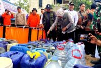 Gubernur Jatim Didampingi Bupati Slamet Junaidi Serahkan Bantuan Air Bersih di Kedungdung