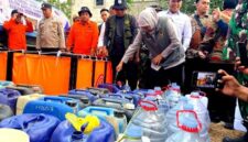 Gubernur Jatim Didampingi Bupati Slamet Junaidi Serahkan Bantuan Air Bersih di Kedungdung