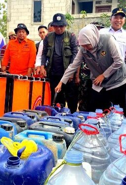 Atasi Kekeringan, Gubernur Jatim Didampingi Bupati Slamet Junaidi Serahkan Bantuan Air Bersih di Kedungdung
