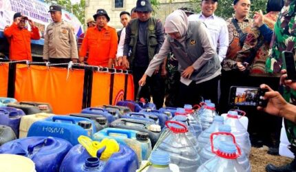 Gubernur Jatim Didampingi Bupati Slamet Junaidi Serahkan Bantuan Air Bersih di Kedungdung