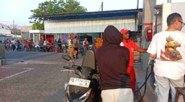 Bikin Pengendara Motor Senyum Sumringah, Bang Ali BIP Bagikan Pertalite Gratis di SPBU Camplong Sampang