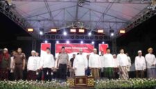 Suasana doa kebangsaan yang digelar Polres Sampang dalam memperingati dua tahun Pemerintahan Presiden dan Wakil Presiden Prabowo-Gibran