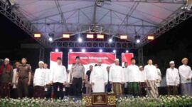 Suasana doa kebangsaan yang digelar Polres Sampang dalam memperingati dua tahun Pemerintahan Presiden dan Wakil Presiden Prabowo-Gibran