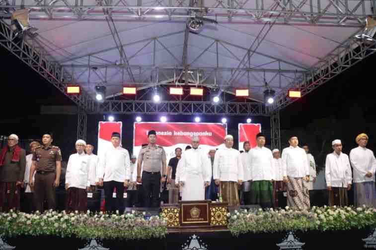 Suasana doa kebangsaan yang digelar Polres Sampang dalam memperingati dua tahun Pemerintahan Presiden dan Wakil Presiden Prabowo-Gibran
