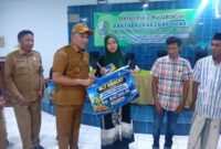 Salurkan BLT DBHCHT 2026, Pemkab Sampang Bagikan Buku Tabungan Secara Transparan