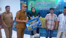 Salurkan BLT DBHCHT 2026, Pemkab Sampang Bagikan Buku Tabungan Secara Transparan