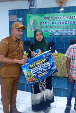Salurkan BLT DBHCHT 2026, Pemkab Sampang Bagikan Buku Tabungan Secara Transparan