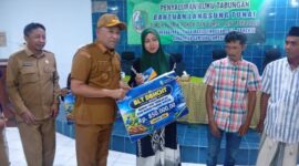 Salurkan BLT DBHCHT 2026, Pemkab Sampang Bagikan Buku Tabungan Secara Transparan