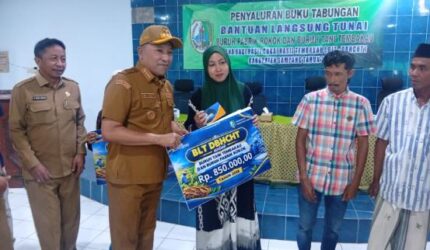 Salurkan BLT DBHCHT 2026, Pemkab Sampang Bagikan Buku Tabungan Secara Transparan
